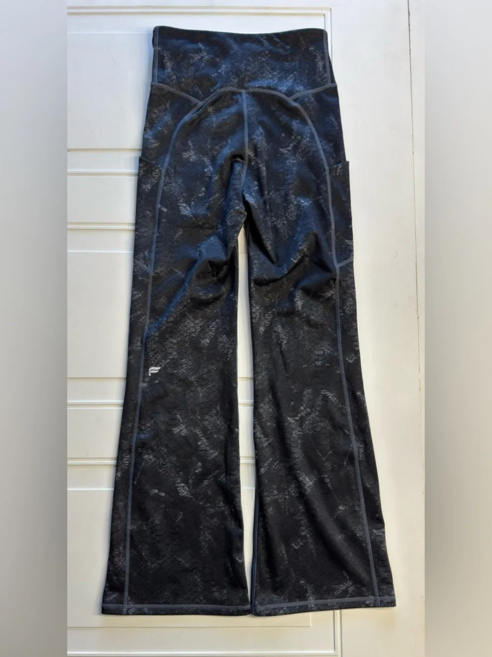 Fabletics Wmns Sz S Short Gray Snakeskin Print Flare Yoga Pants Leggings Pocket - Picture 5 of 6